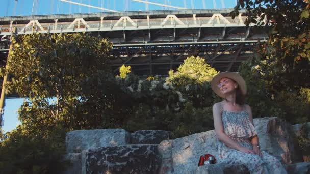 Улыбающаяся Женщина Мосту Парке Нью Йорк — стоковое видео