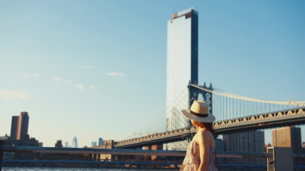 纽约市曼哈顿大桥的年轻女子 — 图库视频影像
