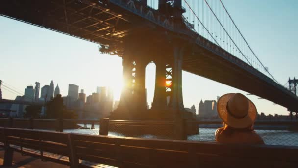 Junges Mädchen Der Manhattan Brücke Sonnenlicht — Stockvideo