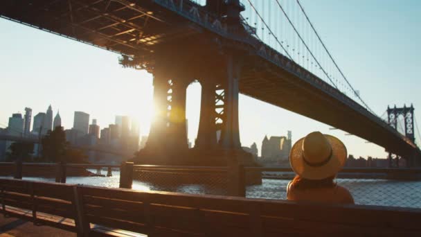 Молода Дівчина Біля Мосту Нью Йорку Сповільніть Рух — стокове відео