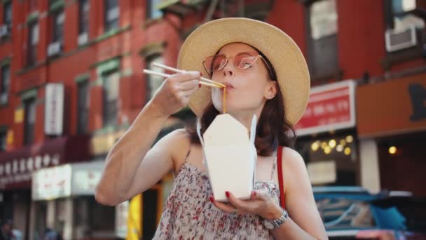 Chica Joven Comiendo Comida China Nueva York — Vídeo de stock