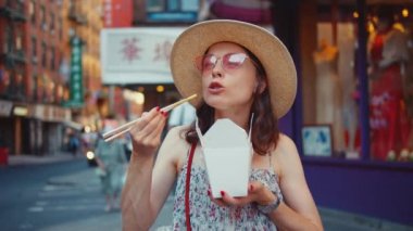 New York 'ta Çin yemeği yiyen çekici bir turist.