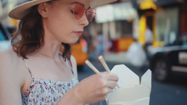 Jovencita Comiendo Comida China Manhattan Nueva York — Vídeo de stock