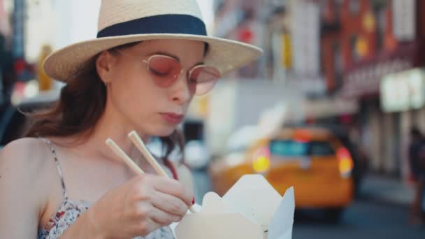 Mujer Joven Comiendo Comida Asiática Manhattan Ciudad Nueva York — Vídeo de stock