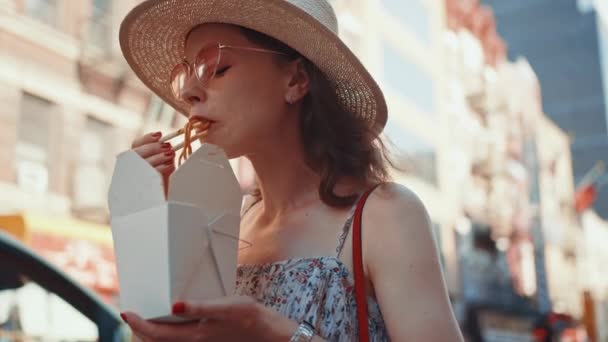 Menina Comendo Macarrão Chinês Manhattan — Vídeo de Stock