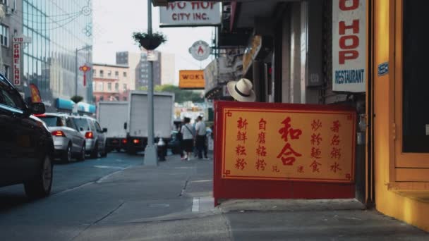 Attraktiv Kvinna Med Asiatisk Låda Nudlar New York — Stockvideo