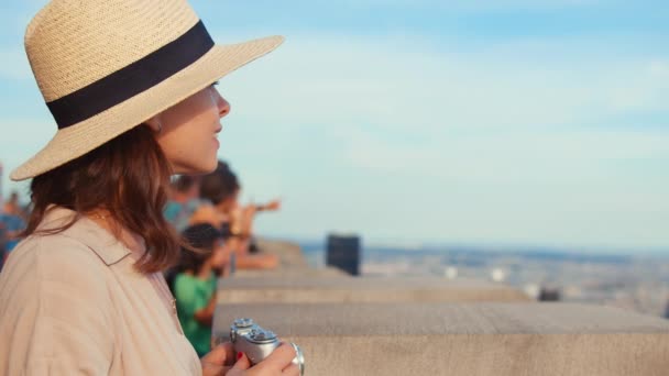 Fille Souriante Sur Toit Gratte Ciel Été — Video