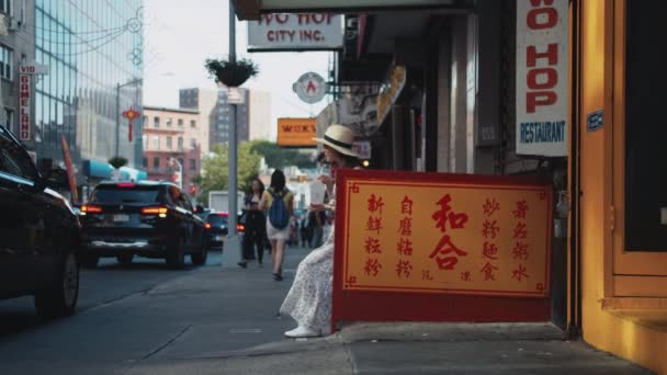 Menina Com Uma Caixa Macarrão Nova York — Vídeo de Stock