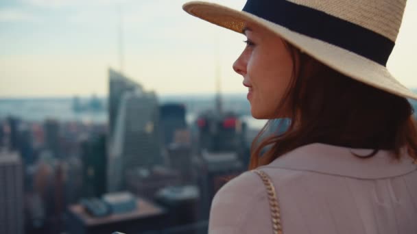 Hermosa Chica Tomando Fotos Nueva York Rascacielos — Vídeo de stock