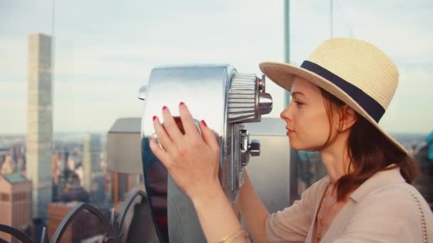 Joven Turista Mirando Través Prismáticos Mirador Nueva York — Vídeos de Stock