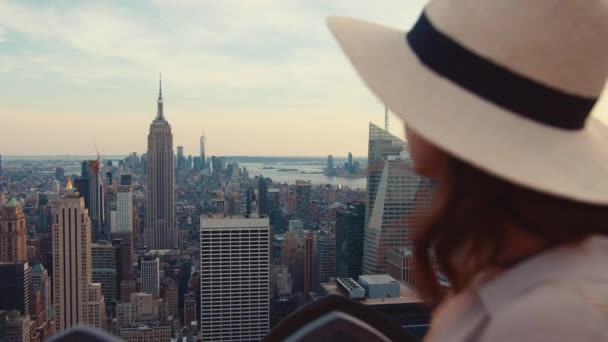 在纽约市屋顶上的年轻姑娘 — 图库视频影像