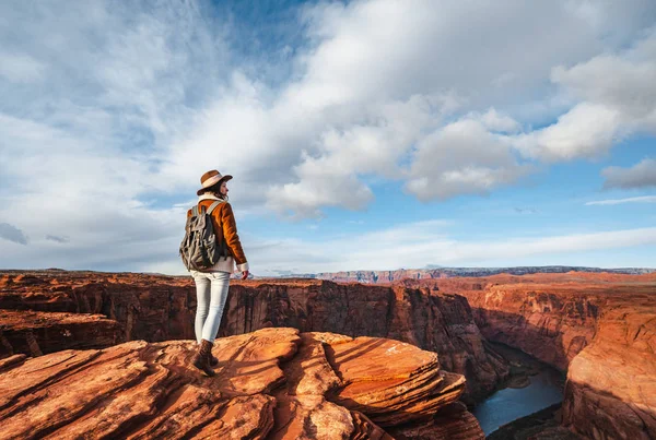 Joven excursionista con una mochila junto al cañón Glen — Foto de Stock