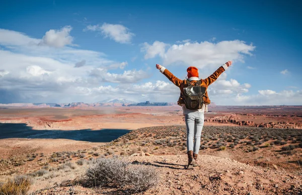 Щасливий турист у пустелі, штат Арізона. — стокове фото