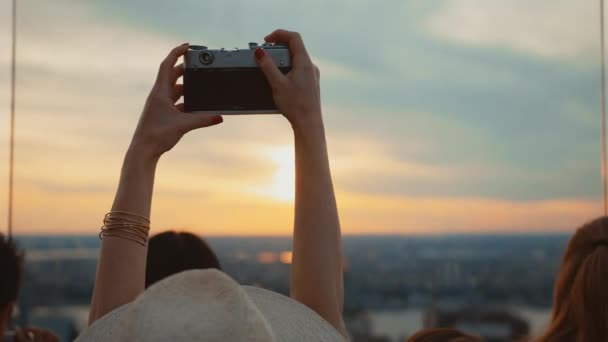 Молодой Фотограф Толпе Фотографирует Закат — стоковое видео