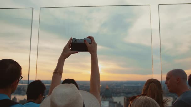 Jeune Femme Dans Foule Prenant Une Photo Coucher Soleil Nyc — Video