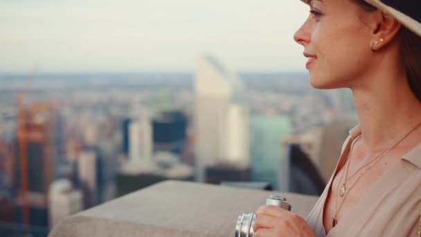 Photographe Souriant Avec Appareil Photo Rétro Sur Toit Gratte Ciel — Video