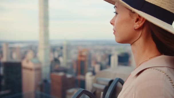 在纽约的观景台上 一个带着复古相机的漂亮姑娘 — 图库视频影像