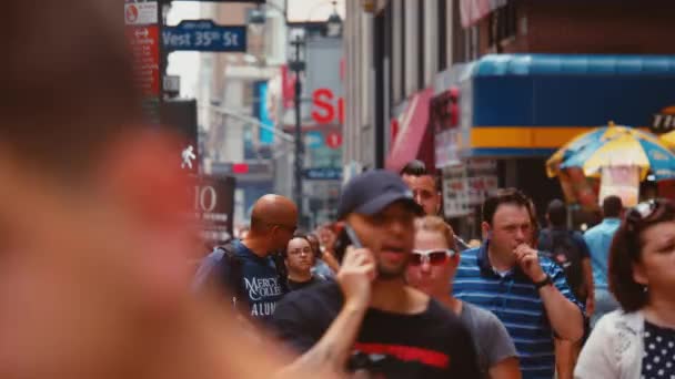 Invånare Staden Vid Gågata New York — Stockvideo