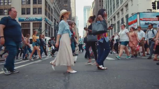 Crowd Pedestrian Crossing New York — Stock Video