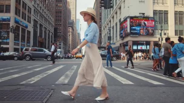 Chica Atractiva Cruzando Calle Nueva York — Vídeo de stock