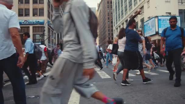Mladý Turista Přecházející Silnici Manhattanu Nyc — Stock video