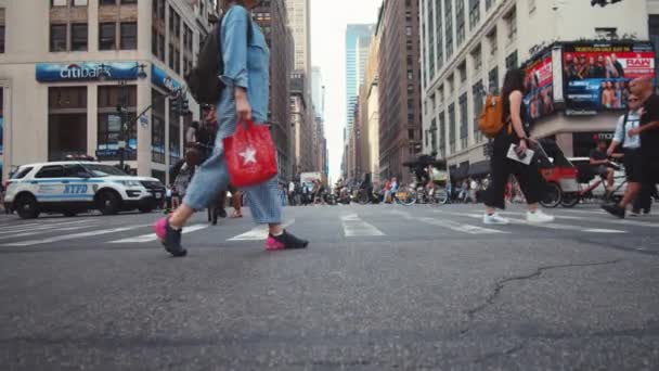 Mujer Joven Calle Ciudad Nueva York — Vídeos de Stock