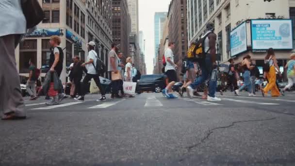 Menschen Auf Einem Fußgängerüberweg New York Usa — Stockvideo