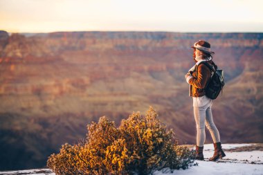 Grand Canyon Ulusal Parkı 'nda mutlu turistler.