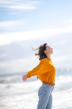 mutlu genç kız sahilde