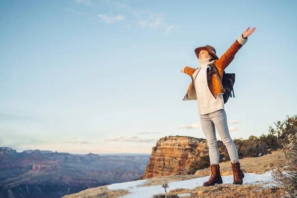 Щасливий турист у національному парку Гранд - Каньйон — стокове фото