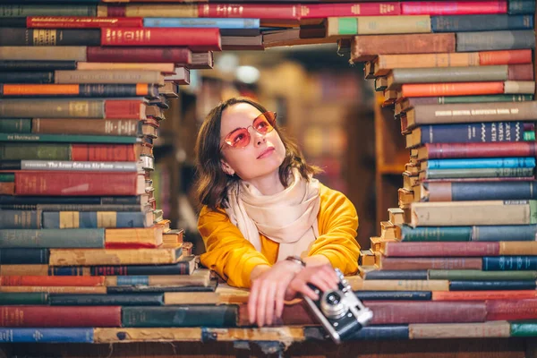 Νεαρή κοπέλα σε ένα βιβλιοπωλείο — Φωτογραφία Αρχείου