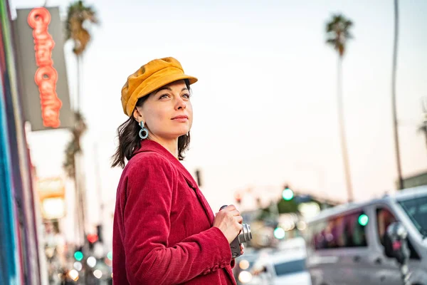 Smiling girl with a retro camera in LA — Stock Photo, Image