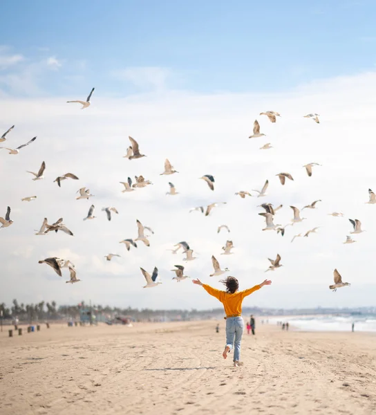 Chica feliz corriendo en la playa en Santa Monica —  Fotos de Stock