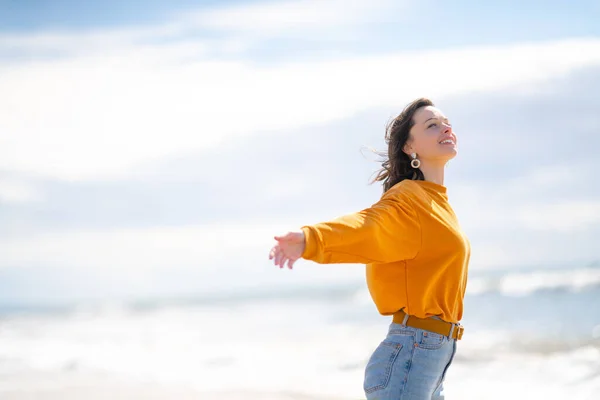 Ragazza felice sulla spiaggia di Los Angeles — Foto Stock