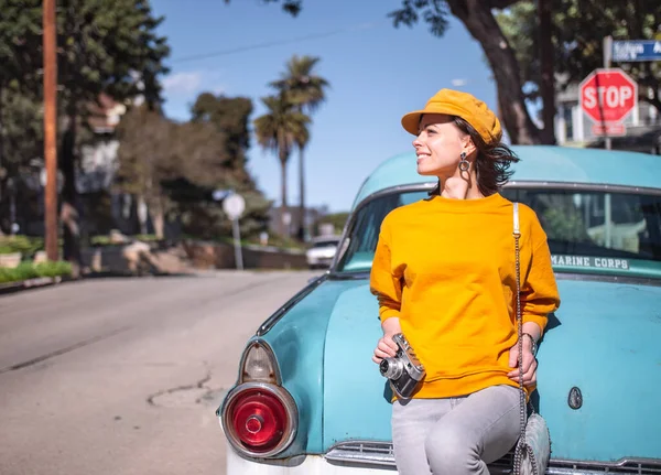 Aantrekkelijke vrouw bij de retro auto — Stockfoto