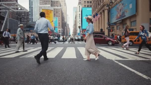 Emberek Egy Gyalogos Átkelőhelyen Városban — Stock videók