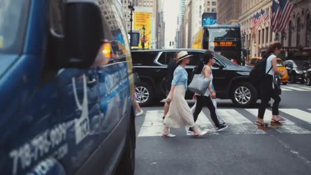 Mensen Steken Weg New York City — Stockvideo