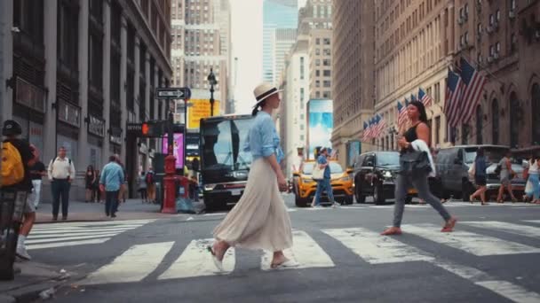 Chica Joven Cruzando Calle Nueva York — Vídeos de Stock