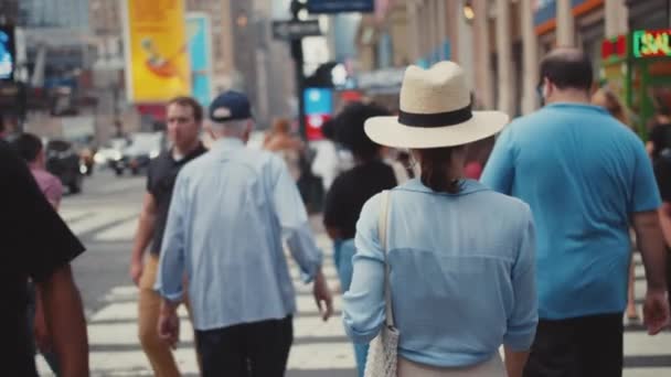 Jeune Femme Avec Chapeau Dans Une Rue Manhattan — Video