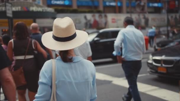 Jonge Vrouw Steekt Weg Bij Een Voetgangersoversteek Stad — Stockvideo