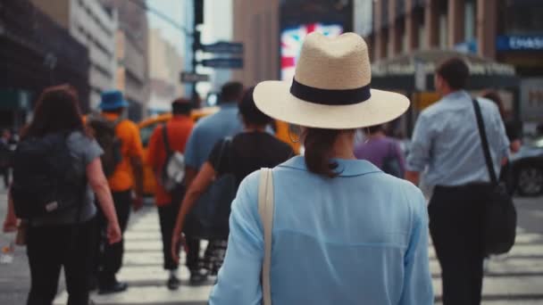 Jeune Fille Traversant Route Passage Piétonnier Dans Ville — Video