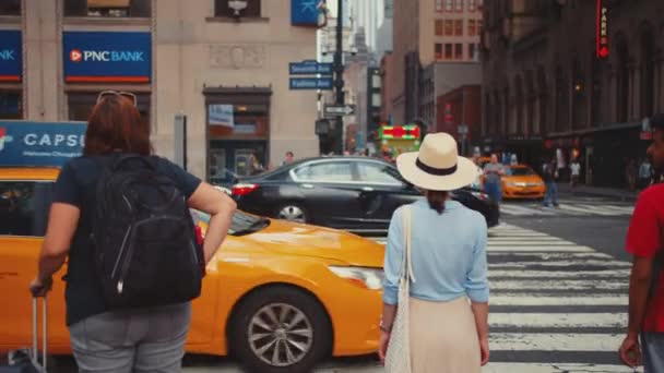 Молода Дівчина Переходить Дорогу Пішохідному Переїзді Нью Йорку — стокове відео