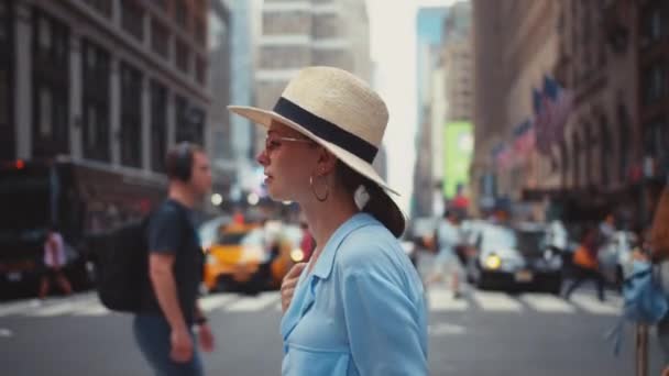Atractivo turista en un sombrero en Nueva York — Vídeo de stock