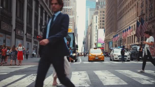 Молодая девушка переходит дорогу в Манхэттене в Нью-Йорке — стоковое видео