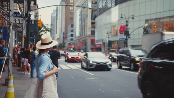 Привлекательная Женщина Улице Манхэттене Нью Йорк — стоковое видео