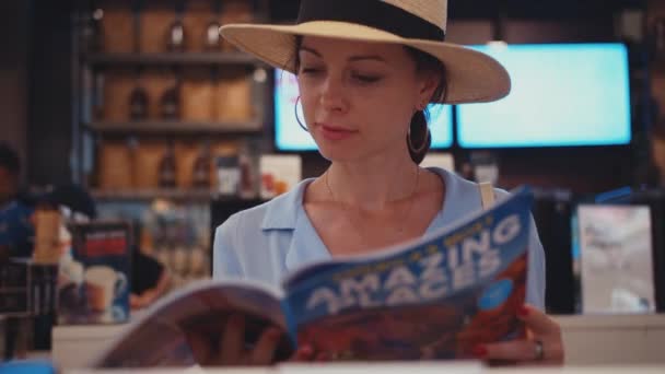 Young Girl Reading Magazine Store — Stock Video