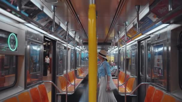 Egy Fiatal Vonatra Száll Metróállomáson Nyc — Stock videók