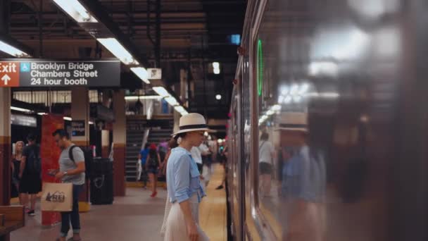 Pasajero Joven Saliendo Del Tren Estación Nueva York — Vídeo de stock