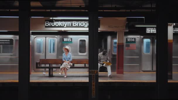 Menschen Warten Einem Bahnhof New York City Auf Einen Zug — Stockvideo