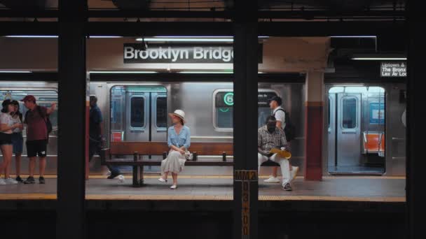 Junges Mädchen Der Bahn Station Brooklyn Bridge New York — Stockvideo